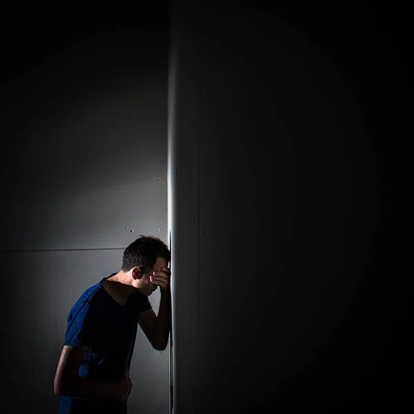Hombre Joven Que Sufre Dolor Abdominal Severo Siendo Acorralado Por — Foto de Stock