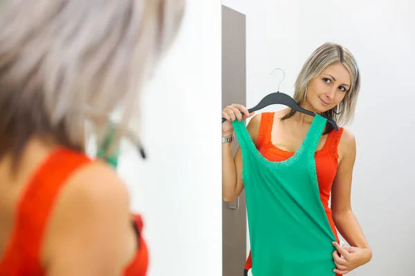 ファッション店で買い物をする若い女性 彼女が好きな服を試着 カラートーンの画像 浅いDof — ストック写真