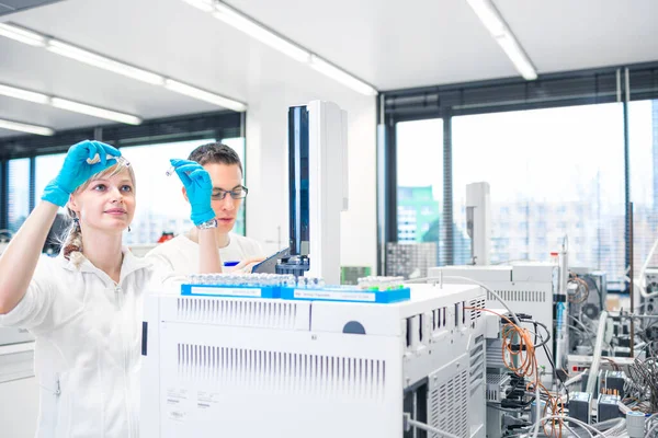 Dos Jóvenes Investigadores Que Llevan Cabo Investigaciones Científicas Laboratorio Utilizando — Foto de Stock