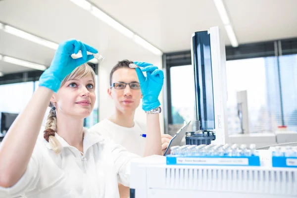 Twee Jonge Onderzoekers Voeren Wetenschappelijk Onderzoek Uit Een Lab Met — Stockfoto