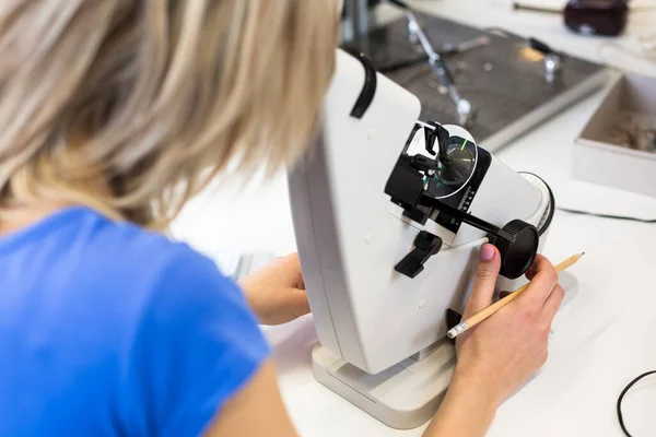 Pretty Female Optometrist Measuring Newly Made Glasses Veryfing Spot — Stock Photo, Image