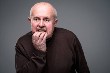 Yaşlı adam evde yalnız, endişeli / dışarı çıkmaya korkuyor - COVID-19 / Coronavirus sosyal mesafeleme / önleme kavramı nedeniyle kendini izole etme / karantina