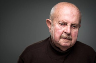 Yaşlı adam evde yalnız, endişeli / dışarı çıkmaya korkuyor - COVID-19 / Coronavirus sosyal mesafeleme / önleme kavramı nedeniyle kendini izole etme / karantina