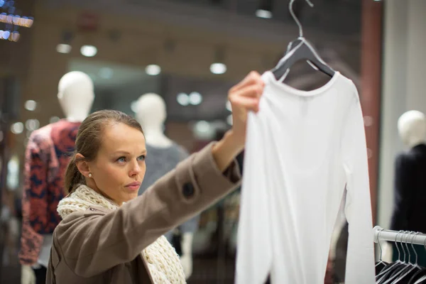 Mujer Joven Compras Una Tienda Moda Imagen Tonificada Color Dof — Foto de Stock