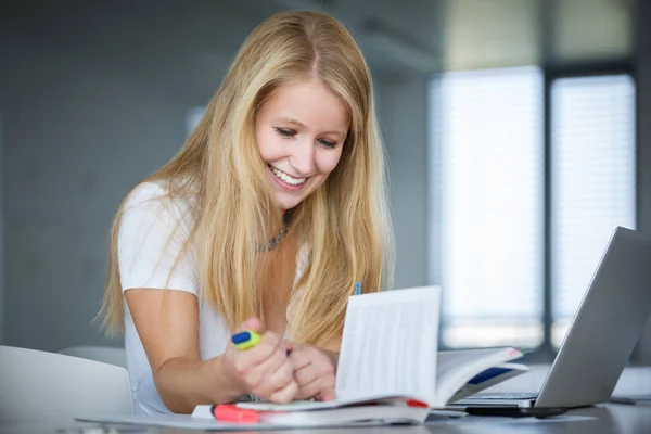 在图书馆里 一个漂亮的女学生 带着书本 文件和笔记本电脑在一所高中图书馆里工作 彩色调图像 — 图库照片