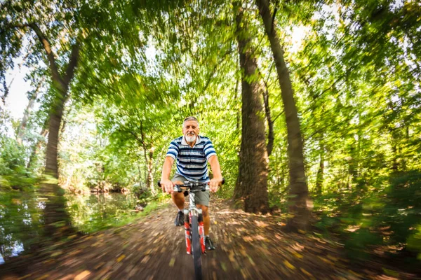Senior Άνθρωπος Πηγαίνει Γρήγορα Ποδήλατό Του Κατά Διάρκεια Της Τακτικής — Φωτογραφία Αρχείου
