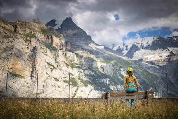 Krásná Samice Lezkyně Ferrata Lezení Skále Švýcarských Alpách — Stock fotografie