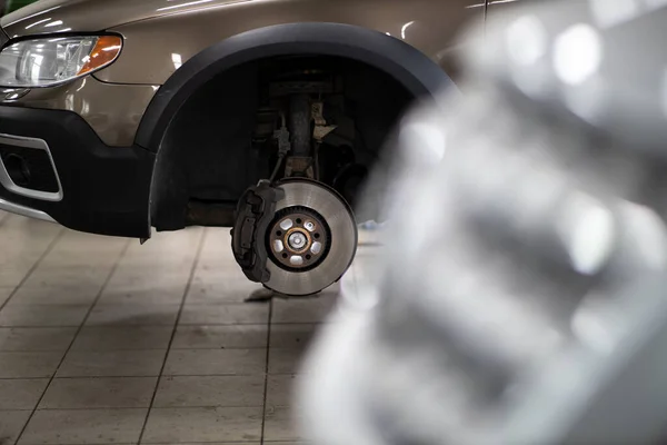 Mécanicien Automobile Changer Les Pneus Une Voiture Dans Atelier Réparation — Photo