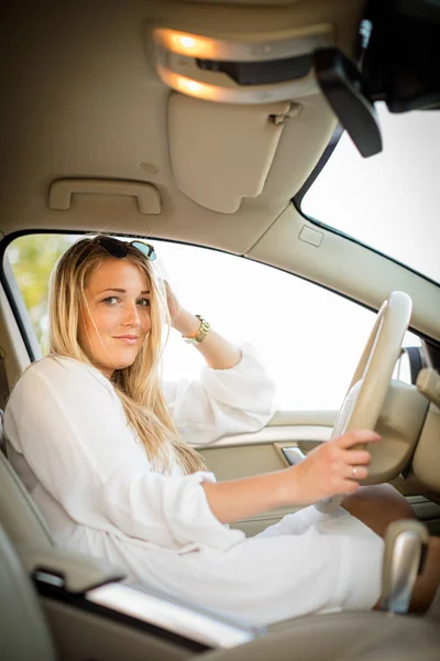 Bonita Joven Mujer Conduciendo Coche Invitación Viajar Alquiler Coches Vacaciones — Foto de Stock