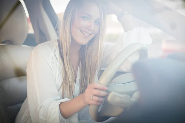 Mooie Jonge Vrouw Die Een Auto Bestuurt Uitnodiging Reizen Autoverhuur — Stockfoto