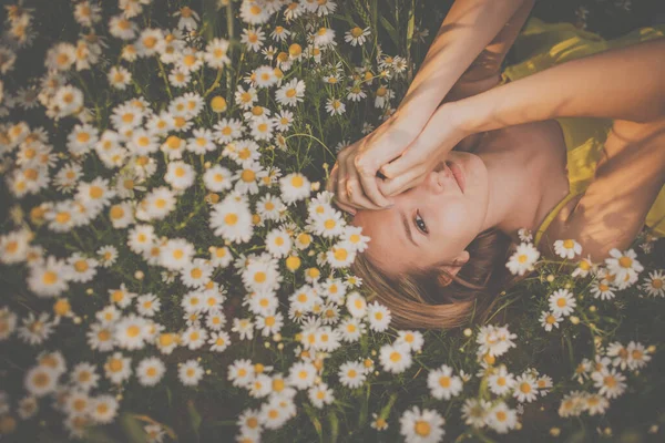 Πορτρέτο Της Νεαρής Γυναίκας Λαμπερό Καθαρό Δέρμα Ξαπλωμένη Ανάμεσα Λουλούδια — Φωτογραφία Αρχείου