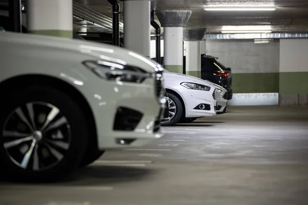 Podziemny Parking Samochody Zaparkowane Garażu Bez Ludzi Wiele Samochodów Wnętrzu — Zdjęcie stockowe