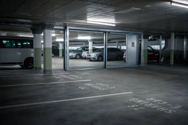 주차장으로 연결되어 아무도 차고에 차들이 주차되어 있습니다 주차장 내부에 차들이 — 스톡 사진