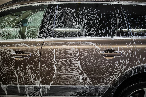 Auto Einer Waschstraße Mit Shampoo Bedeckt — Stockfoto