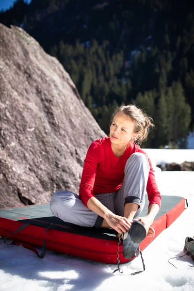 Mladá Horolezkyně Před Lezením Balvan Navléká Lezecké Boty Švýcarských Alpách — Stock fotografie