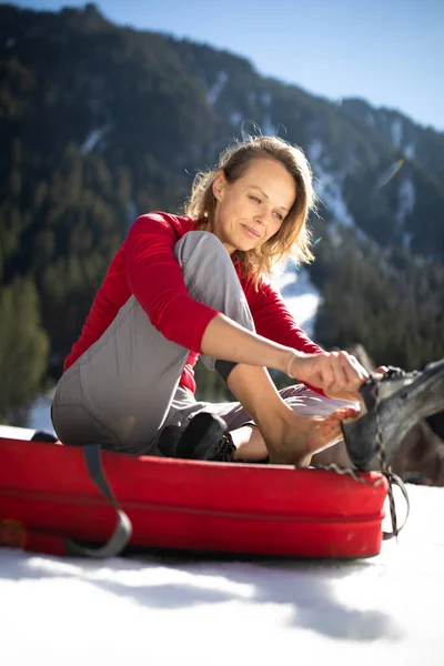 若い女性登山家が岩の上に屋外 スイスアルプスに登る前に靴を履く — ストック写真