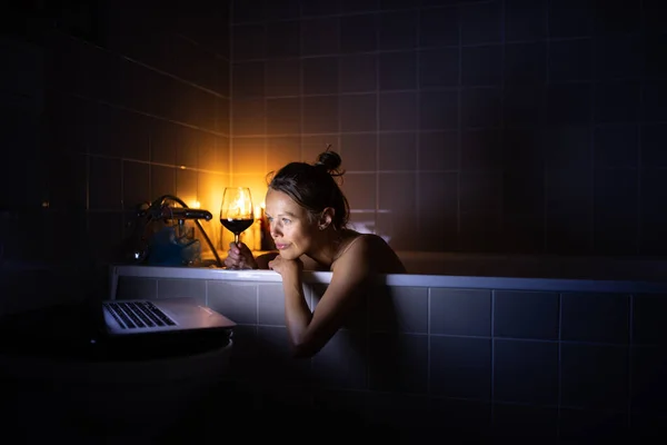 Junge Frau Badet Trinkt Rotwein Genießt Einen Film Entspannt Sich — Stockfoto