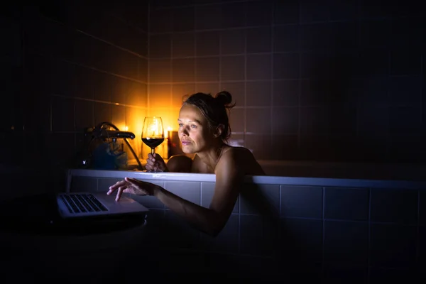 Mujer Joven Tomando Baño Beber Vino Tinto Disfrutar Una Película — Foto de Stock