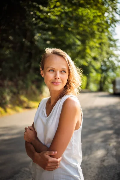 Retrato Uma Mulher Bonita Jovem Livre Luz Sol Quente Noite — Fotografia de Stock