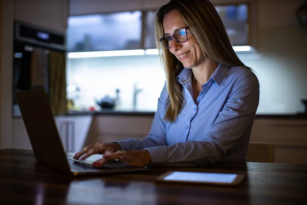 Hübsche Frau Mittleren Alters Arbeitet Spät Tag Laptop Hause Und — Stockfoto