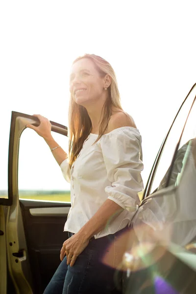 Mulher Meia Idade Bonita Volante Seu Carro — Fotografia de Stock