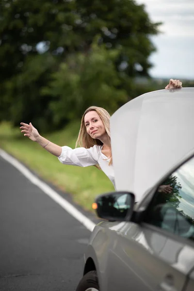 Mooie Vrouw Van Middelbare Leeftijd Met Auto Problemen Kapotte Auto — Stockfoto