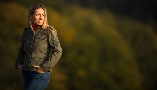 Retrato Una Bonita Mujer Mediana Edad Afuera Parque Retrato Con —  Fotos de Stock