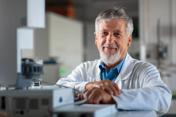 Starszy Profesor Chemii Lekarz Przeprowadzający Eksperymenty Badawcze Laboratorium Chemii Analitycznej — Zdjęcie stockowe