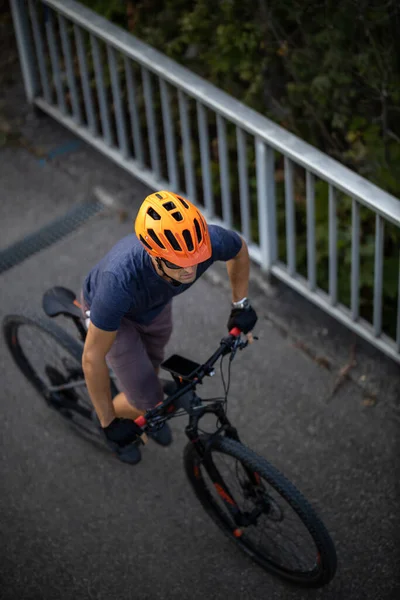越野Mtb骑自行车去他最喜欢的超越城市界限的山丘 浅浅的Dof — 图库照片