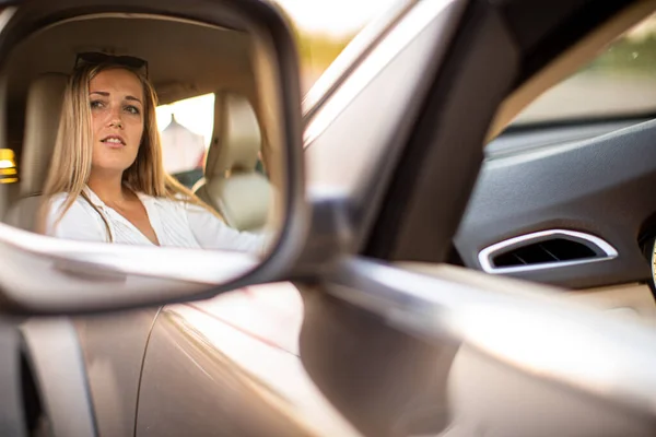 Uma Mulher Bonita Jovem Conduzir Carro Convite Para Viajar Aluguer — Fotografia de Stock