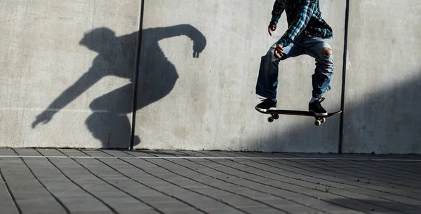 Skateboarder Rast Schnell Auf Die Rampen Die Luft Gehoben Werden — Stockfoto
