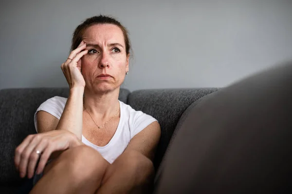 Depressieve Vrouw Van Middelbare Leeftijd Thuis Voelt Zich Verdrietig Eenzaam — Stockfoto