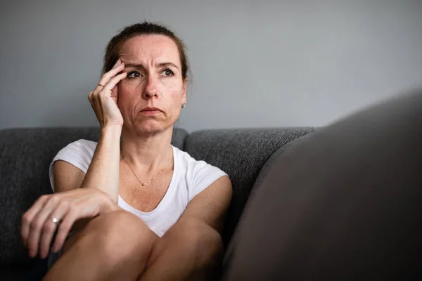 Depresso Donna Mezza Età Casa Sentirsi Triste Sola Ansiosa Immagine — Foto Stock