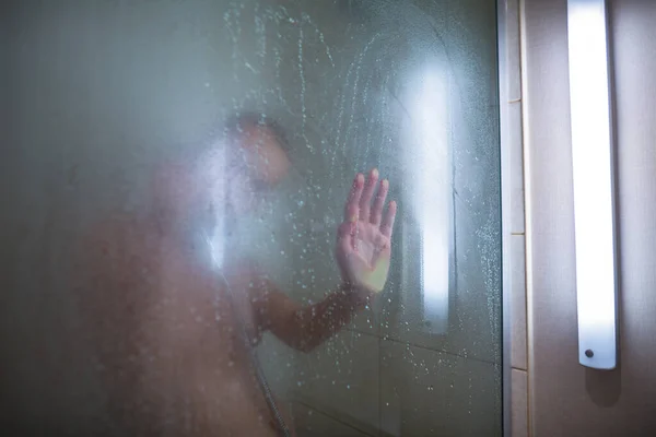 Junge Frau Wäscht Sich Die Haare Mit Shampoo Und Nimmt — Stockfoto