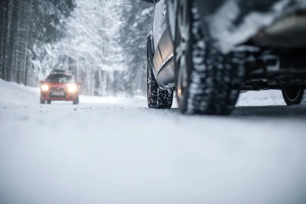 Carro Uma Estrada Inverno Nevado Meio Florestas Usando Suas Capacidades — Fotografia de Stock