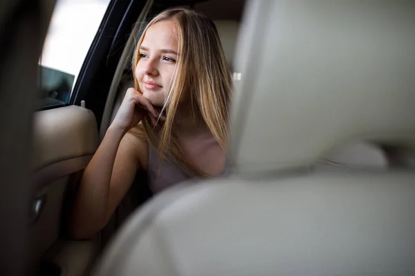 Menina Adolescente Bonito Carro Apreciando Passeio — Fotografia de Stock