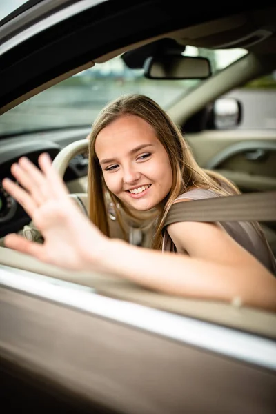 Carino Femminile Teen Driver Godendo Sua Patente Guida Appena Acquisita — Foto Stock