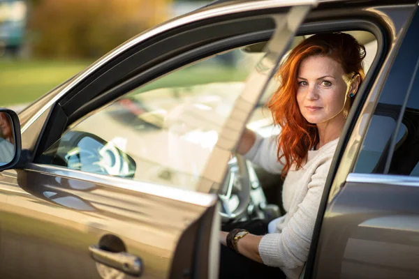 Jolie Jeune Femme Volant Une Voiture Invitation Voyager Location Voiture — Photo