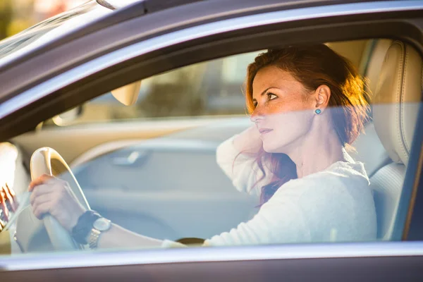 Mooie Jonge Vrouw Die Een Auto Bestuurt Uitnodiging Reizen Autoverhuur — Stockfoto