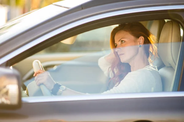 Bonita Joven Mujer Conduciendo Coche Invitación Viajar Alquiler Coches Vacaciones —  Fotos de Stock