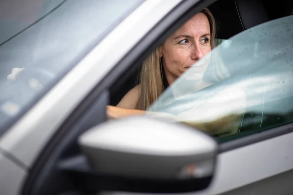 Pretty Midle Aged Woman Steering Wheel Her Car Commuting Work — Stock Photo, Image