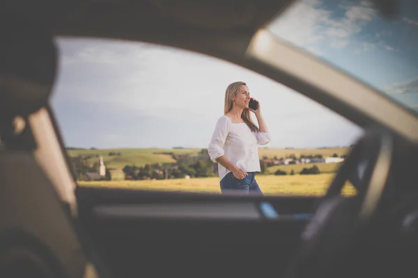 Mulher Muito Meia Idade Volante Seu Carro Tendo Uma Pausa — Fotografia de Stock