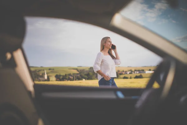 Piuttosto Donna Mezza Età Volante Della Sua Auto Avendo Una — Foto Stock