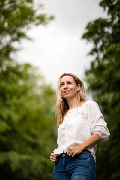 Retrato Una Mujer Mediana Edad Relajada Aire Libre Luciendo Feliz —  Fotos de Stock