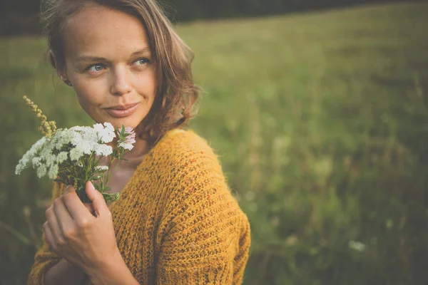 フィールド内の野生の花の花束を屋外で美しい若い女性は 自然を楽しんでいます 春の牧草地で幸せな女性 — ストック写真