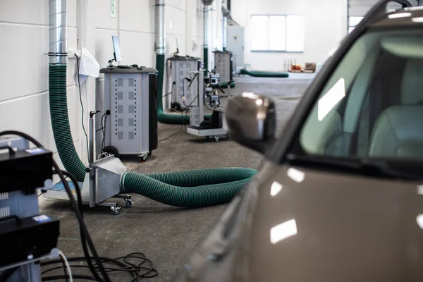 Mechanika Samochodowa Zmiany Opon Samochodu Warsztacie Garażu Samochodowym Płytkie Dof — Zdjęcie stockowe