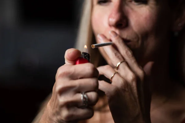 Kobieta Średnim Wieku Zapala Papierosa Domu Dostaje Dzienną Dawkę Nikotyny — Zdjęcie stockowe