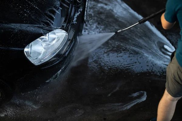 Jovem Lavando Seu Amado Carro Cuidadosamente Uma Lavagem Manual Carro — Fotografia de Stock