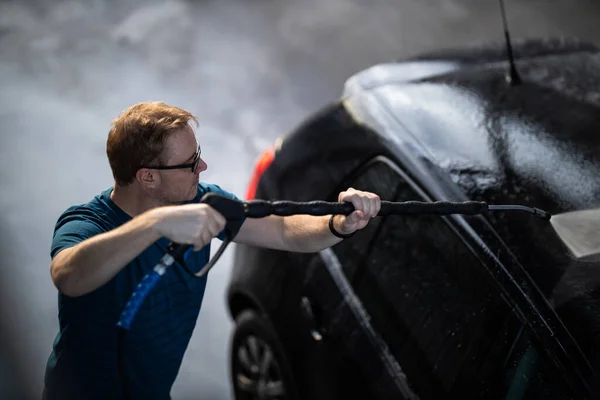 Mladý Muž Pečlivě Myje Své Milované Auto Ručním Mytí Aut — Stock fotografie