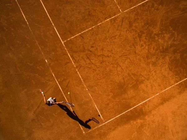 Tennisspielerin Auf Dem Platz Weitwinkelblick Von Oben Mit Viel Kopierraum — Stockfoto